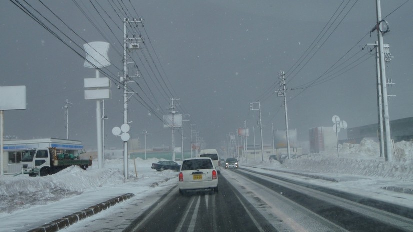 横なぐりの雪で店の看板も交通標識も見えなくなった