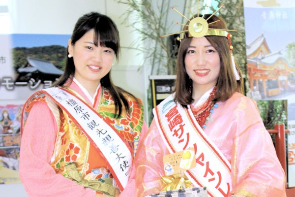 橿原市観光親善大使さらら姫の勝田美優さんと宮崎サンシャインレディの成合円美佳さん（観光プロモーションat羽田空港）