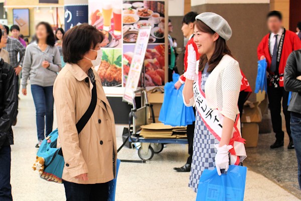 13代あきた観光レディーの栗原茉莉子さん（上野駅）