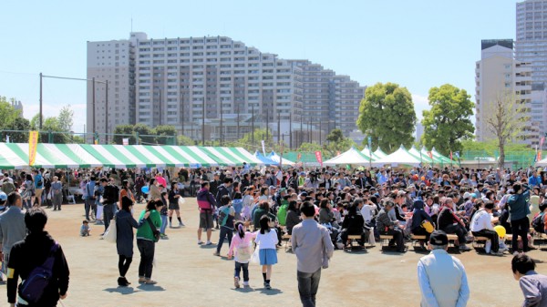 第30回川の手荒川まつり（第37回商業祭）ふるさと市の様子