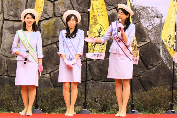 千葉シティ5BEACHエンジェルスの木下愛季子さん、飯田友紀乃さん、小亀さおりさん