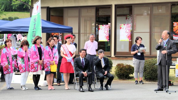 来賓の山口泰明衆議院議員のユーモアあふれる賛辞の言葉に大笑いの東松山市の皆さん（ぼたんまつり）