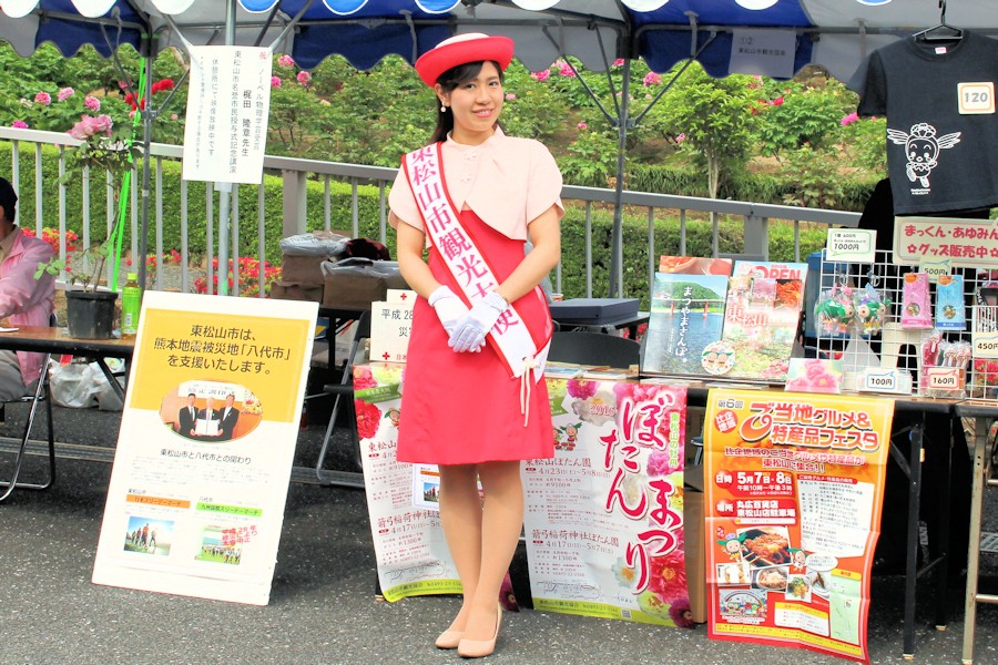 東松山市観光大使（ピオニメイツ）の関根理沙さん（東松山ぼたん園）