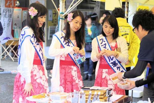 岡崎市のブースを表敬訪問するスマイル茅ヶ崎の道下萌香さん、山下文歌さん、小田島優さん（ちがさき産業フェア）