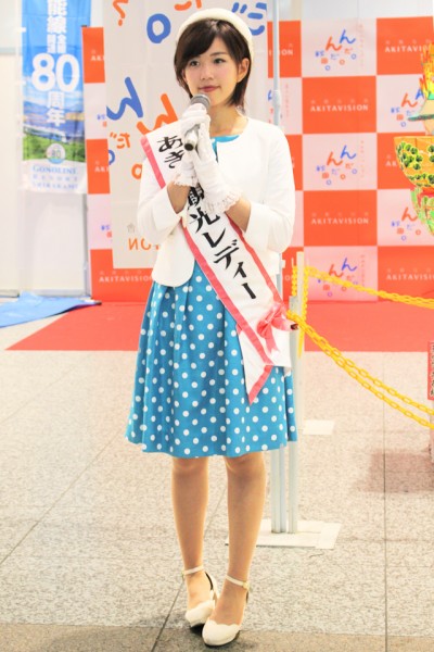 あきた観光レディ―の石井玲那さん（「のってけノッてこ♪ 五能線」JR大宮駅）