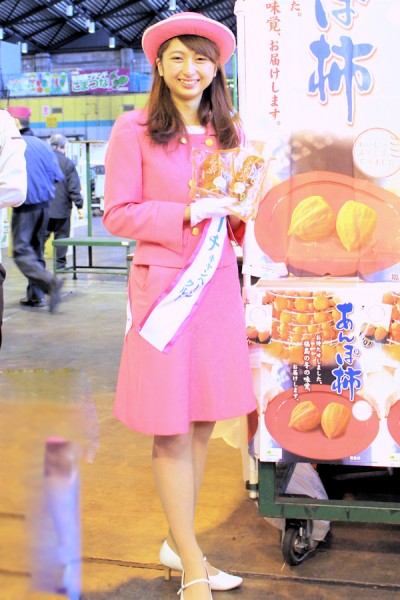 2015・2016福島ミスピーチ（ミスピーチキャンペーンクルー）の上石美咲さん（東京都中央卸売市場）