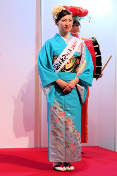 2014ミスさんさ踊りの金田一茉莉花さん（北海道と東北の観光交流促進シンポジウム 品川インターシティホール）