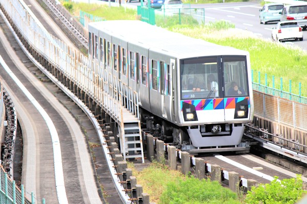 横浜シーサイドライン（並木北駅付近）