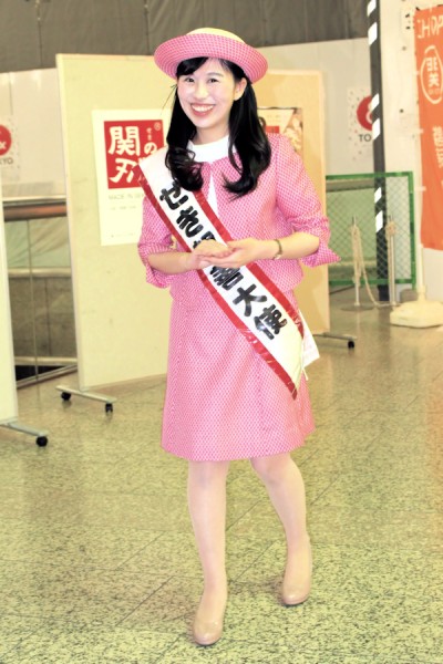 2014-2015せき親善大使の吉田朱里さん（東京都庁全国観光PRコーナー）