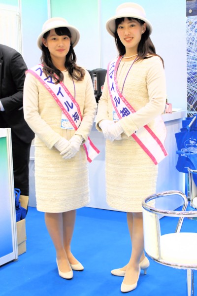 第11期親善大使スマイル神戸の額田星香さん、秋田くるみさん（国際ミーティングEXPO IME2015）