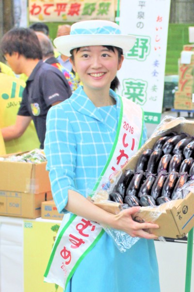 JAいわて平泉の野菜をPRする2016いわて純情むすめの佐藤江津子さん（東京都中央卸売市場）