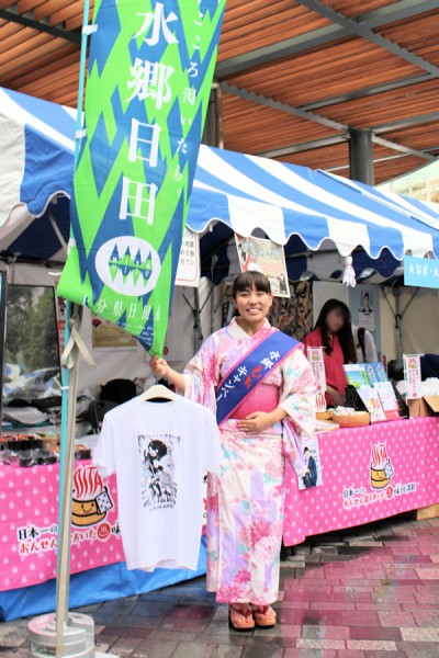 水郷ひたキャンペーンレディの林香織さん（JR有楽町駅前広場）