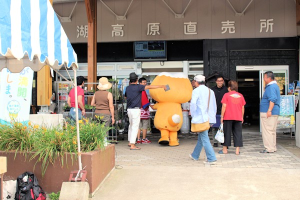 ひと仕事終えて引き上げるふたまたぎつねさん（道の駅羽鳥湖高原直売所）