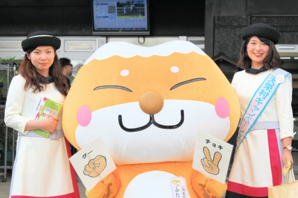 天栄村キャンペーンクルーさんとふたまたぎつねさん（道の駅羽鳥湖高原）