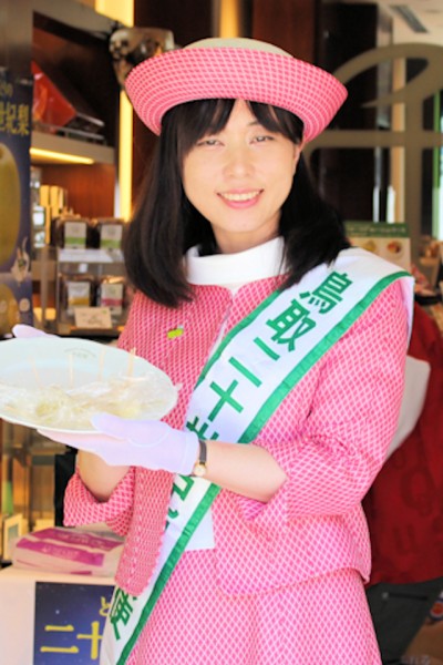 平成28年度わかとりメイツ（鳥取二十世紀梨大使）の波田ゆう子さん（京橋千疋屋本店）