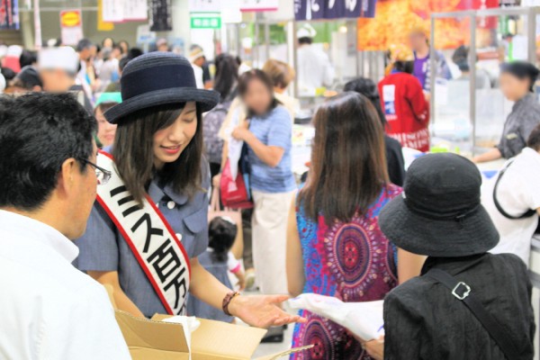 お客さまにノベルティを配布するミス百万石の上田佳歩さん（東武百貨店船橋店）