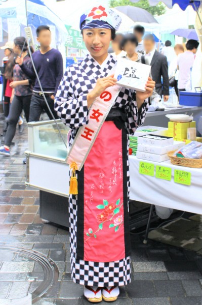 第24代（2015）椿の女王の阿部千明さん（東京愛らんどフェア2016 JR有楽町駅前）