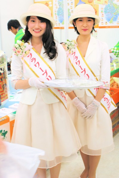 フラワープリンセスひょうご2015（27代）の十河里佳子さんと森田茉里恵さん（農林水産祭 実りのフェスティバル）