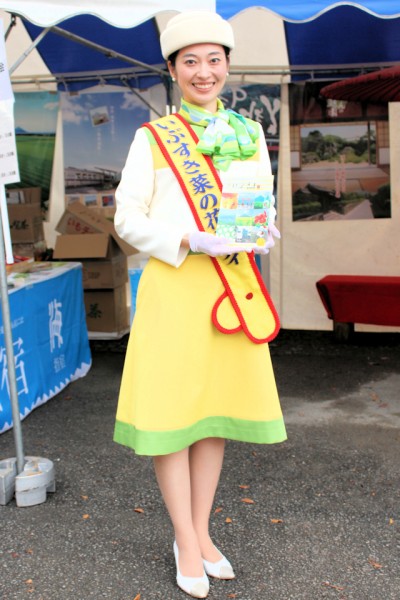 第5代（2015）いぶすき菜の花レディの鶴田有希さん（九州観光・物産フェア2016in代々木公園）