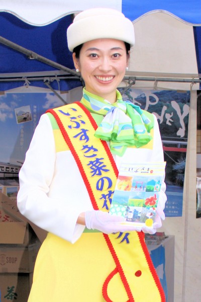 第5代いぶすき菜の花レディの鶴田有希さん（九州観光・物産フェア2016in代々木公園）