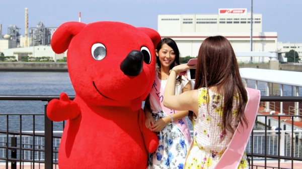 千葉県のチーバくんと撮影する2016ポートクイーン千葉の鈴木笑里さんと松尾優里さん