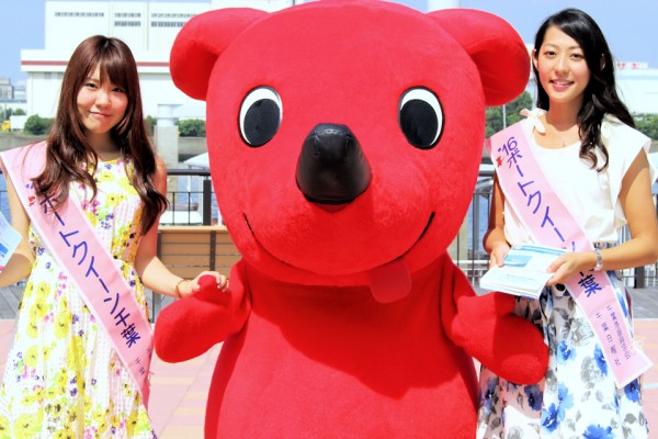 2016ポートクイーン千葉の鈴木笑里さんと松尾優里さん 中央は千葉県のチーバくん