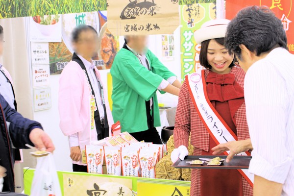 みやぎライシーレディーの高橋里帆さんは農林水産祭実りのフェスティバルで試食宣伝を行っています（池袋サンシャインシティ）