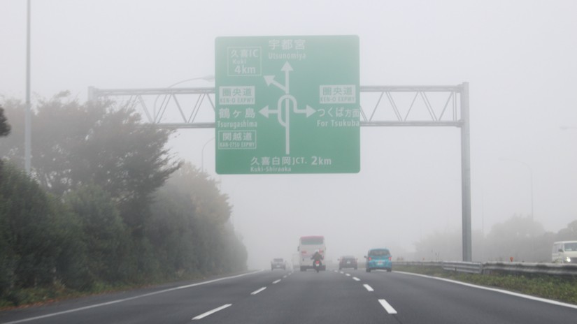 霧のため50km/h規制の東北自動車道（下り線久喜白岡CT手前）
