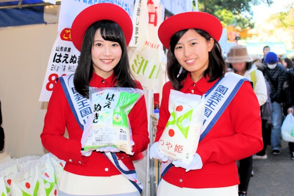 JA全農山形の園芸王国山形キャンペーンガールのお二人（杉並花笠祭り 大宮八幡宮）