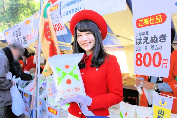 山形県の「つや姫」をPRする園芸王国山形キャンペーンガールさん（杉並花笠祭り）