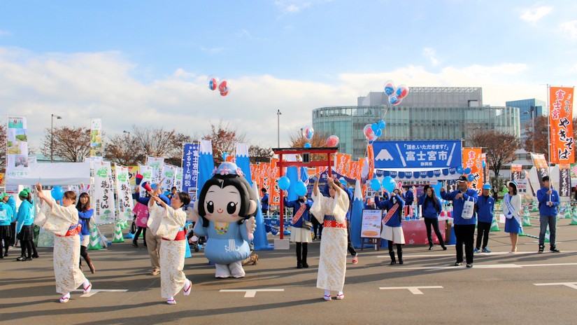 富士宮市ブース前でダンスパフォーマンスを行う「富士宮焼きそば学会」の皆さん（B-1グランプリスペシャルin東京・臨海副都心）