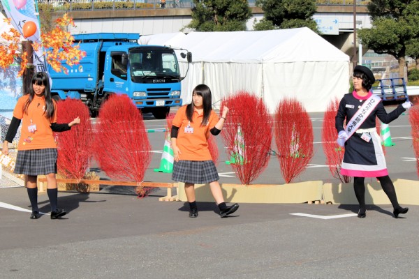 「那珂湊焼きそばイケ麺くん」に合わせて踊る「那珂湊焼きそば大学院」の皆さんとひたちなか親善大使さん（B-1グランプリスペシャルin東京・臨海副都心）