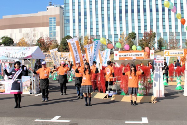 テーマソングに合わせて踊る「那珂湊焼きそば大学院」の皆さん（B-1グランプリスペシャルin東京・臨海副都心）