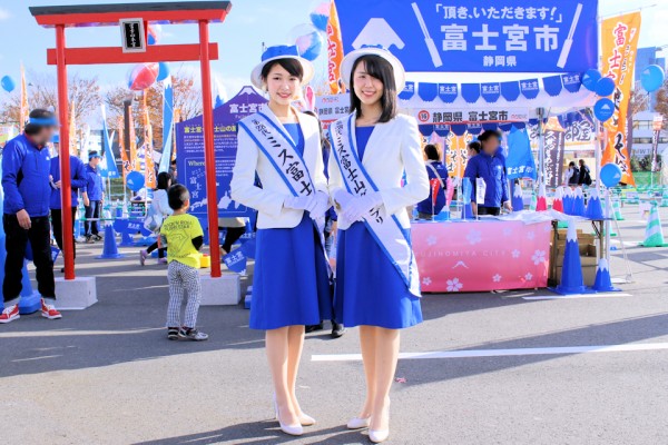 第28代ミス富士山の山田早紀さんとミス富士山グランプリの渡邉有美さん（2016B-1グランプリスペシャルin東京・臨海副都心）