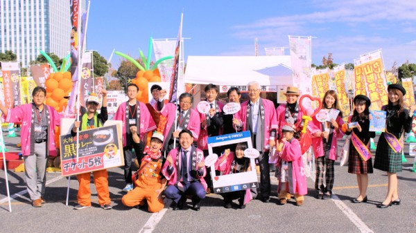 市長はじめ「大村あま辛カレーうまか隊」の大村市のスタッフ大集合（B-1グランプリスペシャルin東京・臨海副都心 49番ブース）