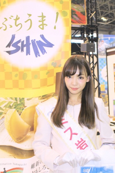 ツーリズムEXPOジャパンで観光PRを行うミス岩国の本田汐奈さん