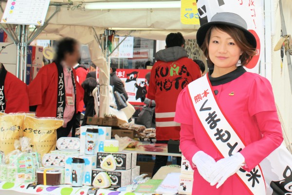 熊本県産米をPRする「くまもとの米キャンペーンレディ」の米村美菜さん（サカス赤坂）