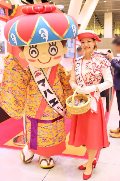 2015ミス沖縄の町田彩美さん（右）と 花笠マハエさん（国際ミーティングエキスポ IME2015）