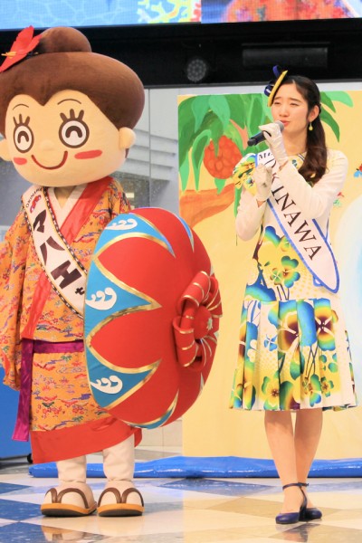 ミス沖縄の花笠マハエさんと「コバルトブルー」町田満彩智さん（サンゴの日記念沖縄まつり）