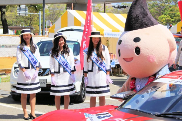 スマイル茅ヶ崎さんと車に乗り込もうとする「えぼし麻呂くん」（ちがさき産業フェア）