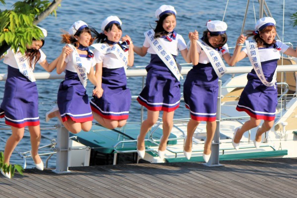 空中浮遊する（？）横浜開港祭「イーネッ！ガールズ」の皆さん（横浜ベイサイド）