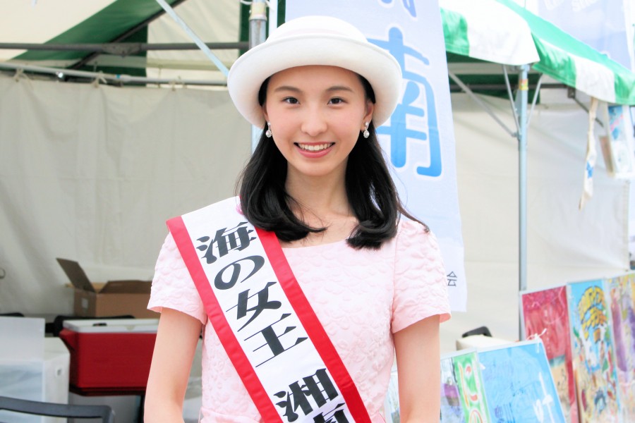 湘南地区観光PRキャンペーンで活躍する「湘南江の島海の女王」の西宮亜美さん（東名高速海老名SA）
