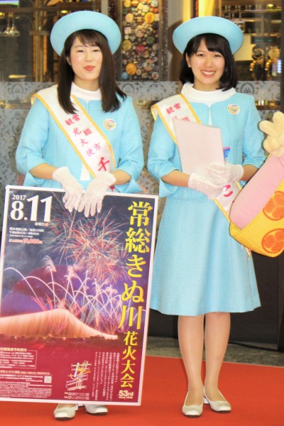 「常総市観光大使千姫さま」の倉田茜さんと羽富愛さんは「常総きぬ川花火大会」をPR中です（いばらき産直市）