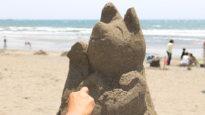 由比ヶ浜海岸の砂像の「招き猫」（鎌倉ビーチフェスタ）