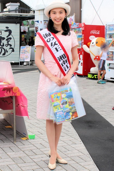 藤沢市の観光イベントのPRに活躍する湘南江の島海の女王の西宮亜美さん（東名高速海老名SA）
