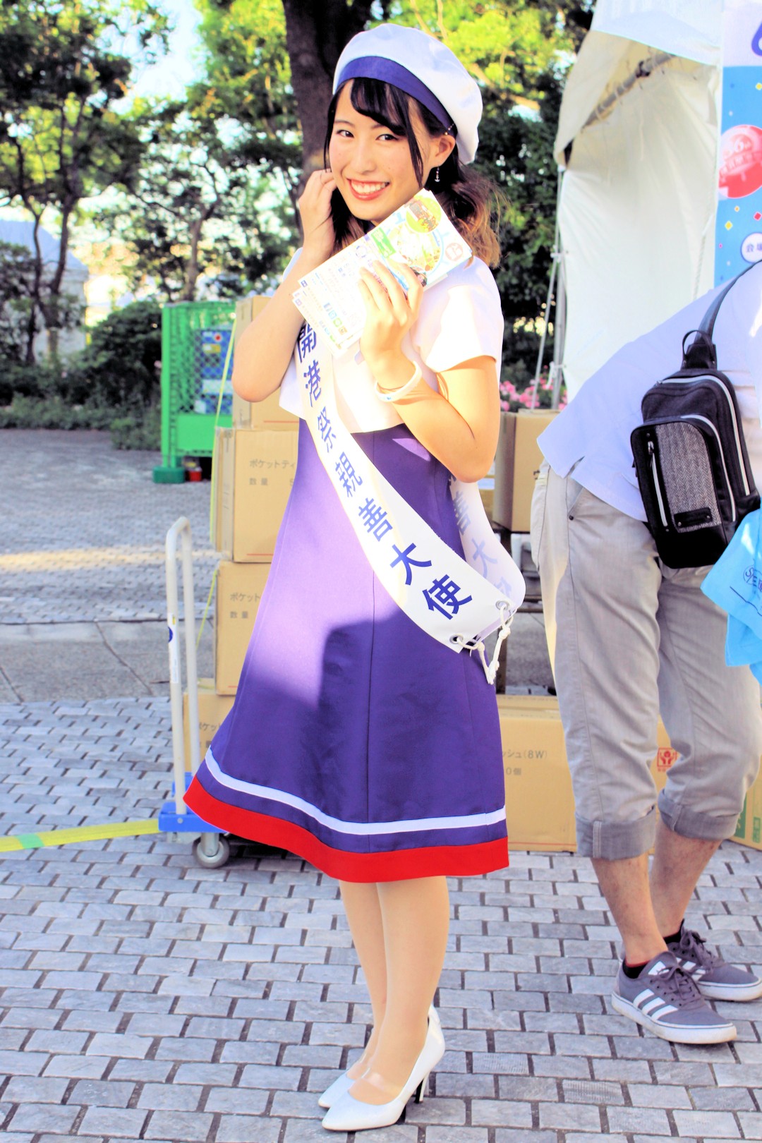 横浜開港祭親善大使の泉原和香菜さん（臨港パーク）