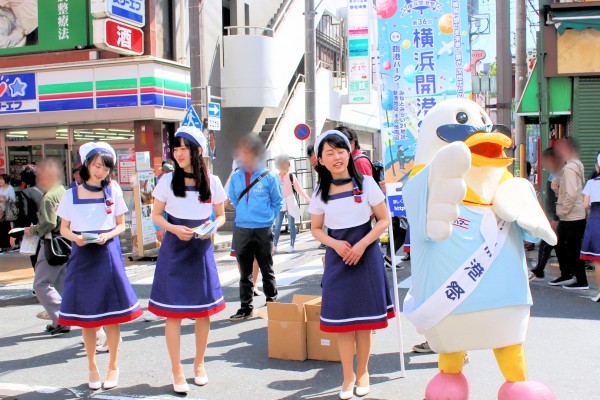 親善大使（第36回横浜開港祭）西村若奈さん、住田春香さん、 生田和香奈さんがパンフレット配布中です