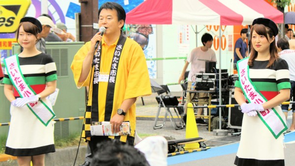 「浦和よさこい」で挨拶する清水勇人さいたま市長と2017さいたま観光大使（9代目さいたま小町）の本田七海さんと橋本薫乃さん（浦和よさこい）