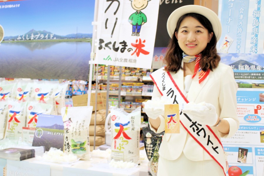 試食宣伝を行う2015うつくしまライシーホワイトの大竹美希さん（アリオ西新井）