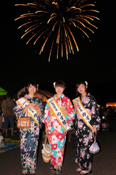 もろやまゆず娘の藤野絹子さん、山崎智生さん、鶴田春佳さん（サマーフェスティバルもろやま 花火大会）